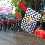 Bupati Gresik Fandi Akhmad Yani saat melepas fun bike. foto: SYUHUD/ BANGSAONLINE