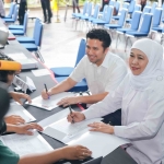 Khofifah Indar Parawansa dan Emil Elestianto Dardak saat proses tes kesehatan di Gedung Kementerian Dalam Negeri (Kemendagri), Jakarta, Ahad (16/2/2025). Foto: istimewa