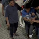 Pelaku saat digelandang anggota Tim Macan Giri ke Mapolres Gresik