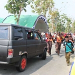 Peserta gerak jalan harus berhadap-hadapan dengan kendaraan di beberapa titik rute.