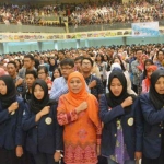 Gubernur Jatim Khofifah Indar Parawansa dalam suatu acara bersama para mahasiswa. foto: istimewa