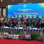 Pj Wali Kota Batu Aries Agung Paewai bersama Forkopimda dan kepala OPD foto bersama usai konferensi pers.