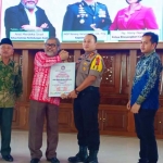 Kapolres Tuban AKBP Nanang Haryono menerima penghargaan dari Ketua Komnas PA Arist Merdeka Sirait.