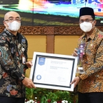 PRESTASI: Bupati Ahmad Muhdlor saat menerima BKN Award 2020, Kamis (1/4/2021). foto: ist.
