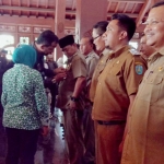 Bupati Ipong secara simbolis sematkan pin kepada Riyanto Ketua DPC Papdesi Ponorogo yang baru dilantik.