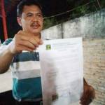 DOBEL- Pungkasiadi menunjukan surat rekomendasi dari DPP PPP kubu Djan Faridz. (gun/rvl)