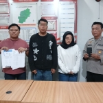 Kedua pelaku saat diamankan di Mapolsek Cerme. FOTO: ist.