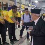 Profesor Doktor Kiai Haji Asep Saifuddin Chalim, MA, saat membagikan uang kepada para porter di stasiun kereta api Pasar Turi Surabaya. Foto: MMA/bangsaonline