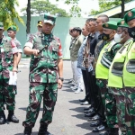 Danrem 084/BJ, Brigjen TNI Terry Tresna Purnama, saat memimpin Apel Gelar Pasukan Pengamanan VVIP.