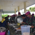 Prajurit Batalyon Marinir Pertahanan Pangkalan (Yonmarhanlan) IX Ambon usai halal bihalal makan bersama, Ahad (24/5/2020). foto: ist/ bangsaonline.com 