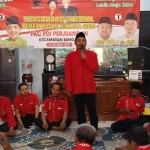 Sekretaris DPC PDIP Gresik, Noto Utomo (berdiri) saat konsolidasi pemenangan pasangan Yani-Alif. Foto: Ist.
