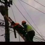 Posisi korban saat tersangkut kabel listrik. foto: ekoyono/ BANGSAONLINE
