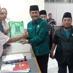 Ketua PKB Gresik Moh. Qosim saat menyerahkan berkas Bacaleg, beberapa waktu lalu. foto: SYUHUD/ BANGSAONLINE