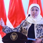 Gubernur Jawa Timur Khofifah Indar Parawansa saat memberikan arahan dalam Penandatanganan Pakta Integritas Kepala Sekolah dan Komite Sekolah SMA/SMK dan SLB Negeri serta Kacabdin Pendidikan se-Jatim Tahun 2023, Jumat (21/7).