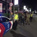 Petugas gabungan saat berjaga di salah satu ruas jalan di Kota Kediri yang sering dijadikan ajang balap liar. (foto: ist)