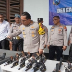 Kapolres Probolinggo Kota saat mengecek senjata api milik anggota.