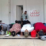 WBP Lapas Kediri yang sujud syukur setelah dinyatakan bebas setelah mendapat remisi di HUT ke-80 RI. Foto: Ist
