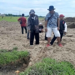 Peninjauan saluran irigasi yang ditutup pengembang di Kelurahan Mimbaan, Kecamatan Panji, Situbondo.