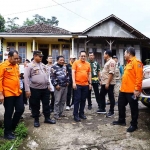 Peninjauan tanah gerak yang dilakukan Pj Gubernur Jatim di Desa Cowek, Kecamatan Purwodadi, Kabupaten Pasuruan.