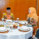 Khofifah Indar Parawansa bersama Mendikdasmen Abdul Mu