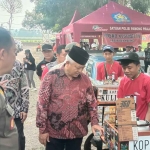 Bupati Malang Sanusi saat meninjau Festival Kopling alias kopi keliling dalam rangka memberantas peredaran rokok ilegal di Kabupaten Malang.