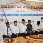 Dirut PDAM Giri Tirta Gresik Siti Aminatus Zariyah memberi sambutan dalam bukber dan santunan yatim piatu. foto: SYUHUD/ BANGSAONLINE