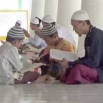 Anak-anak mengaji Al-quran di Masjid Jamik Sumenep. foto: RAHMATULLAH/ BANGSAONLINE