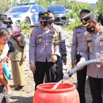 Warga Desa Ngandong saat mengantre droping air bersih yang dilakukan Polres Tuban.