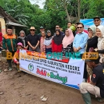 Ketua DPRD Kabupaten Kediri, Murdi Hantoro, dan anggota usai menyerahkan bantuan kepada warga terdampak banjir. Foto: MUJI HARJITA/BANGSAONLINE