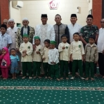 Danrem 084/Bhaskara Jaya Brigjen TNI Terry Tresna Purnama bersama Direktur Utama Bani Group Ali Zaenal dan anak yatim.