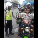 Salah satu petugas Satlantas Polresta SIdoarjo saat memeriksa seorang pengendara motor roda tiga.