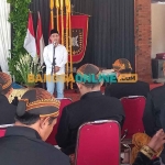 Wakil Bupati Mojokerto, Muhammad Al Barra atau yang akrab disapa Gus Barra, saat memberi sambutan dalam Wisuda 100 Abdi Dalem Keraton Kasunanan Surakarta di Padepokan Tlasih. Foto: ROCHMAT SAIFUL ARIS/BANGSAONLINE