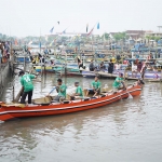 Suasana lomba dayung antar nelayan di Pojok Dermaga Pelabuhan Pasuruan, Minggu (14/11/21). foto: bangsaonline.com
