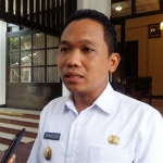 Bupati Lumajang, Thoriqul Haq saat diwawancarai sejumlah awak media.