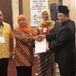 Khofifah Indar Parawansa menerima SK penetapan pasangan calon terpilih pada Pilgub Jatim 2018. foto: DIDI ROSADI/BANGSAONLINE