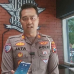 Kasatlantas Polres Kediri, AKP I Made Jata Wiranegara, saat memberi keterangan kepada awak media.