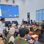 Kalaksa BPBD Jatim bersama Kepala Stasiun BMKG Juanda saat memantau pelaksanaan OMC atau operasi modifikasi cuaca.