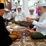 Gubernur Jambi Dr Al Haris tampak sangat serius berdiskusi salat hajat bersama Prof Dr KH Asep Saifuddin Chalim, MA di Masjid Agung Al Falah Jambi, Jumat (11/3/2022). Foto: mma/bangsaonline.com