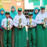 Para juara lomba kelas MINU KH Mukmin Sidoarjo.