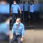 Direktur Utama (Dirut) Perumdam Tirta Pandalungan (PDAM) Kabupaten Jember Ady Setiawan (sedang berlutut). (foto: ist)
