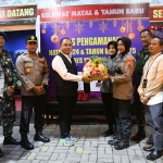 Pj Wali Kota Madiun saat memberikan cendera mata kepada petugas di pos pengamanan.