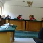 dr Bambang dalam persidangan, kemarin. foto:dhanny/BANGSAONLINE