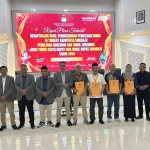 Komisioner KPU dan Bawaslu Sidoarjo berfoto bersama saksi paslon Pilkada 2024 usai rekapitulasi selesai, Kamis (5/12/2024).