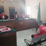 Terdakwa saat disidang di Pengadilan Negeri Tuban.