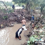 Pembersihan sampah dan lumpur di Dam Ngguyangan, Kraton.