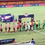 Para pemain Madura United dan Kalteng Putra bersalaman sebelum pertandingan.