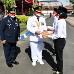 Bupati Tulungagung Maryoto Birowo bersama dengan Kalapas Tulungagung Tunggul Buwono menyerahkan dokumen remisi kepada dua warga binaan secara simbolis.