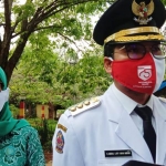 Bupati Bangkalan Abdul Latif Amin Imron didampingi istrinya Zainab Zuraidah usai bagi-bagi masker, Senin (17/8).
