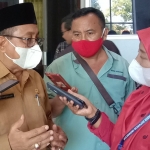 Sekretaris Daerah (Sekda) Kabupaten Situbondo, Syaifullah, saat menjawab pertanyaan wartawan