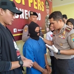 Kapolres Bojonegoro AKBP Ary Fadly menginterogasi tersangka saat dihadirkan dalam rilis di Mapolres, Senin (18/11).